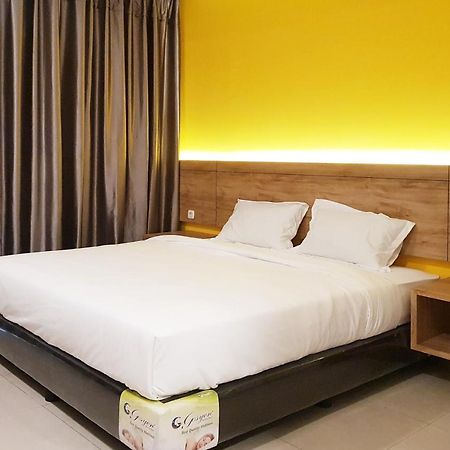 Oyo 90015 Platinum Guest House Medan Exteriör bild