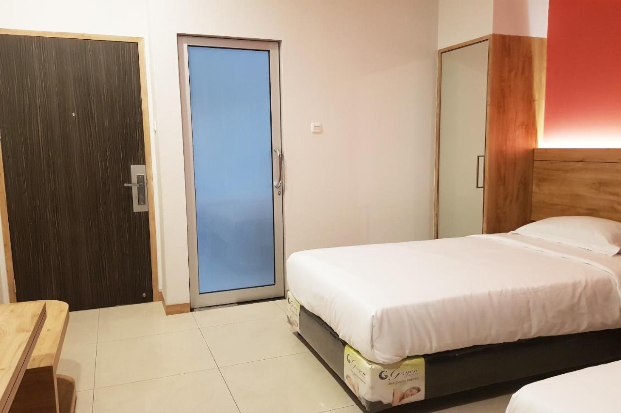 Oyo 90015 Platinum Guest House Medan Exteriör bild