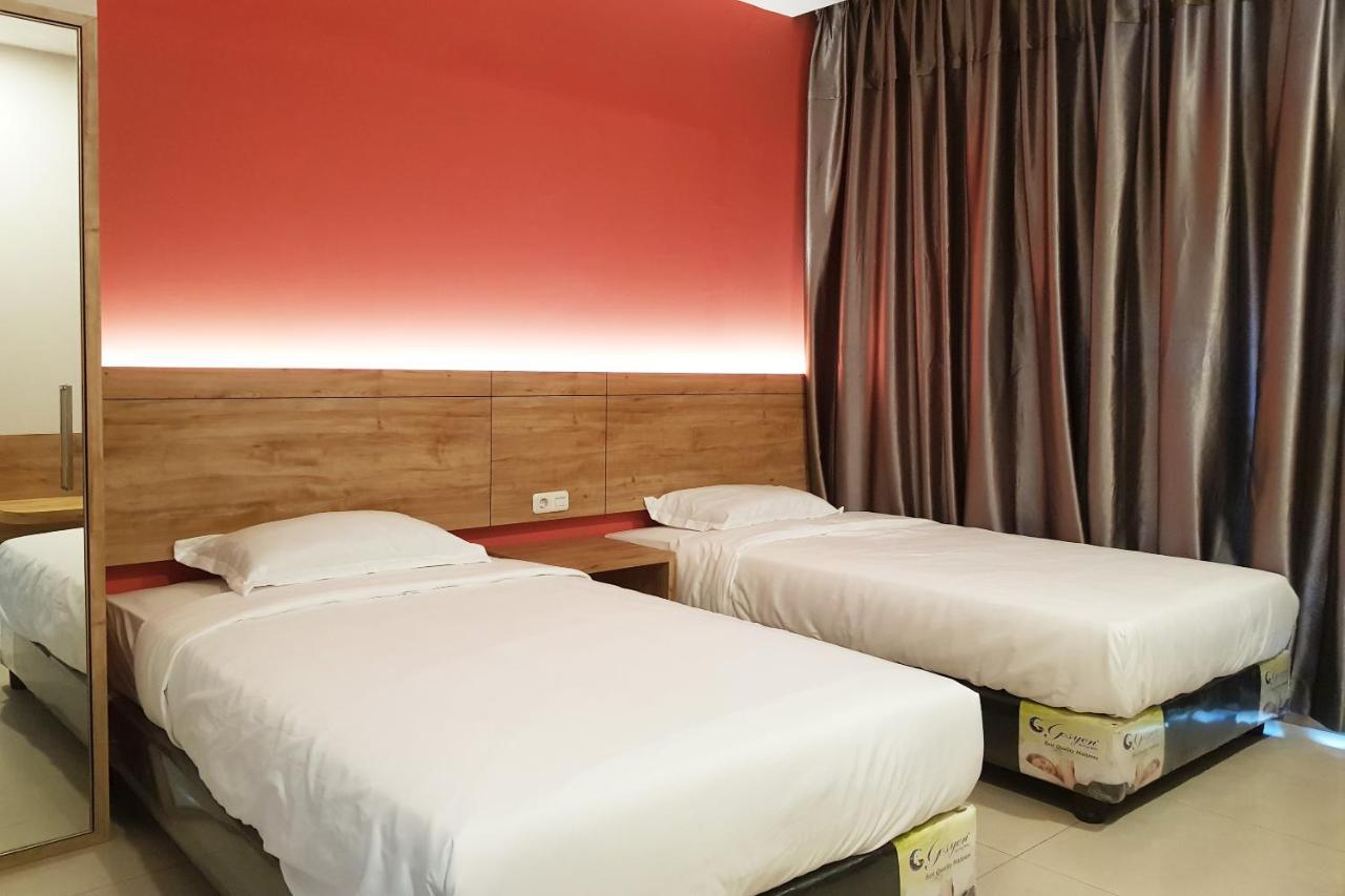 Oyo 90015 Platinum Guest House Medan Exteriör bild