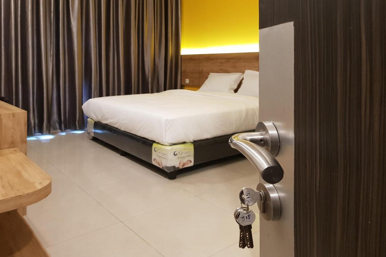 Oyo 90015 Platinum Guest House Medan Exteriör bild