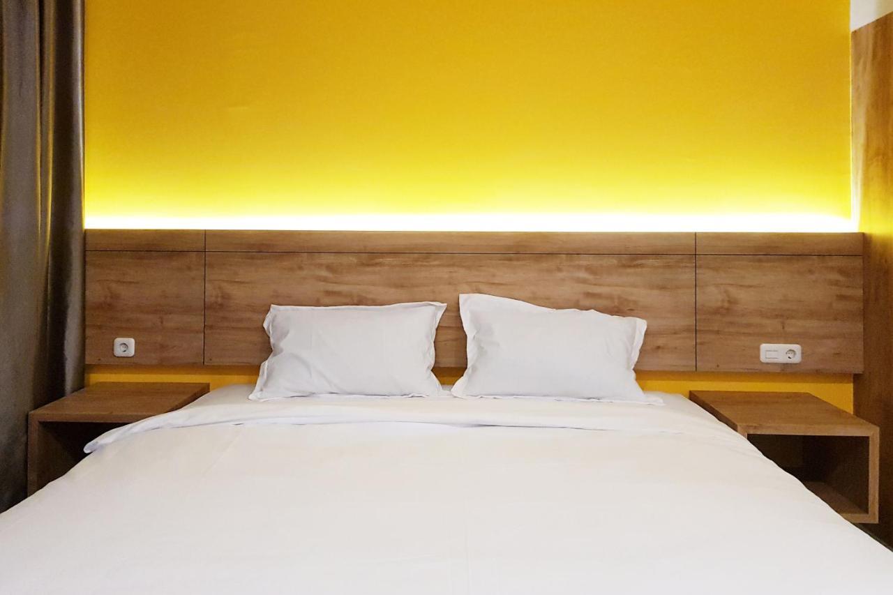 Oyo 90015 Platinum Guest House Medan Exteriör bild