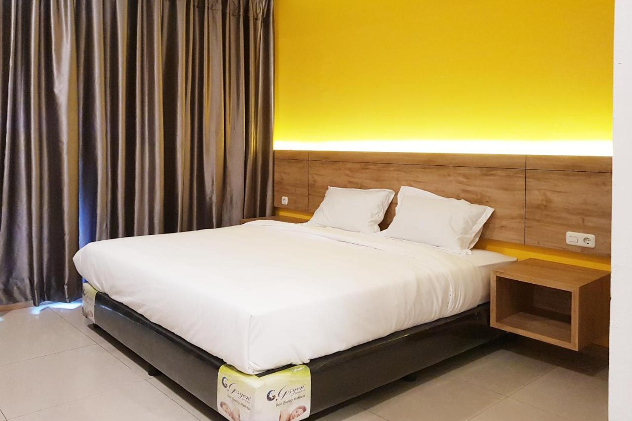 Oyo 90015 Platinum Guest House Medan Exteriör bild