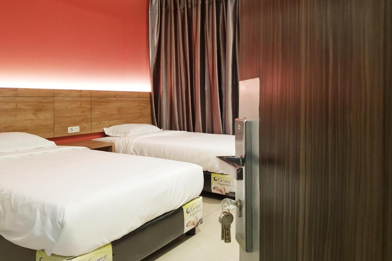 Oyo 90015 Platinum Guest House Medan Exteriör bild