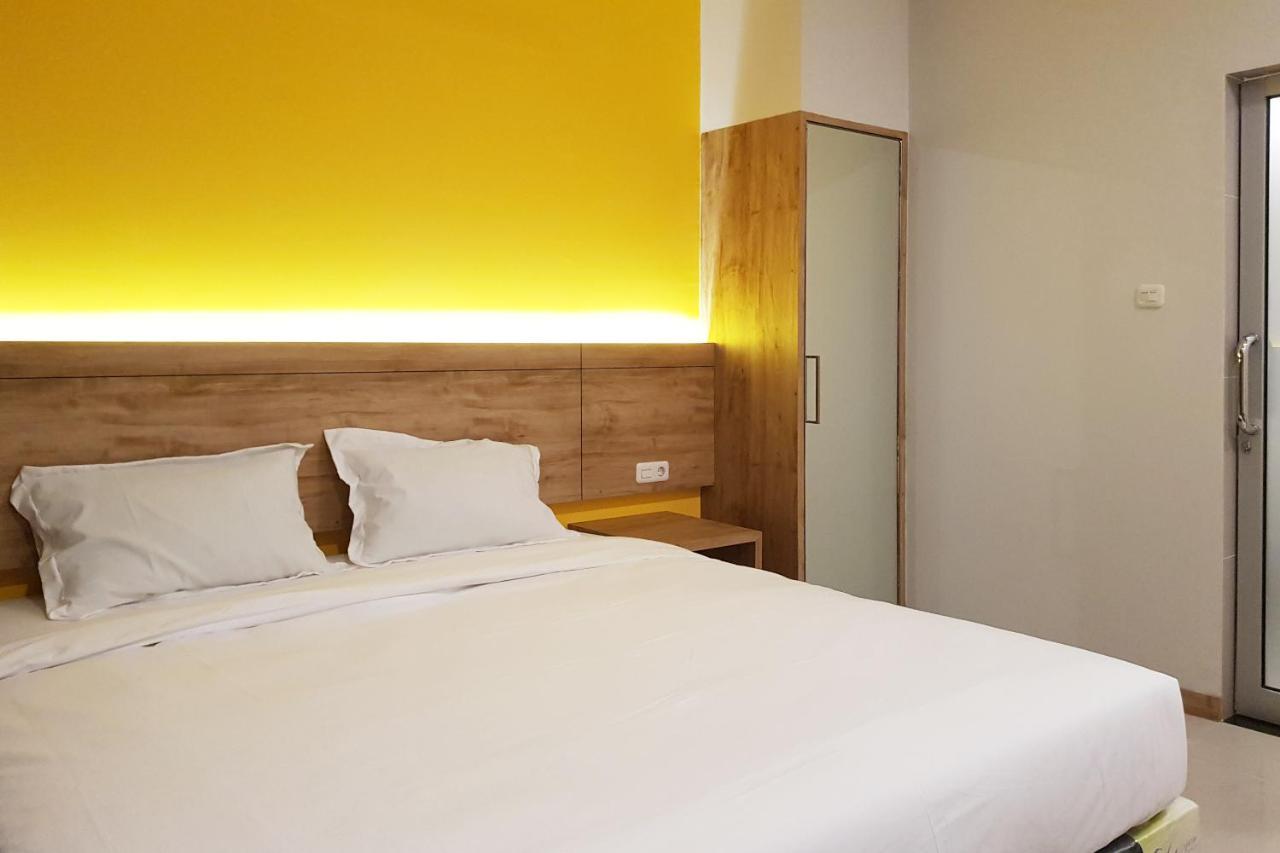 Oyo 90015 Platinum Guest House Medan Exteriör bild