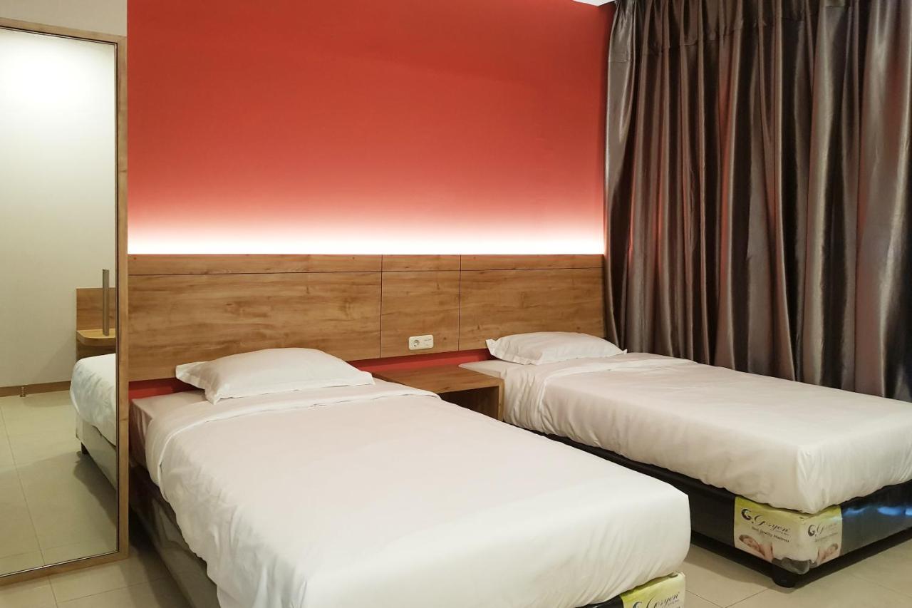 Oyo 90015 Platinum Guest House Medan Exteriör bild