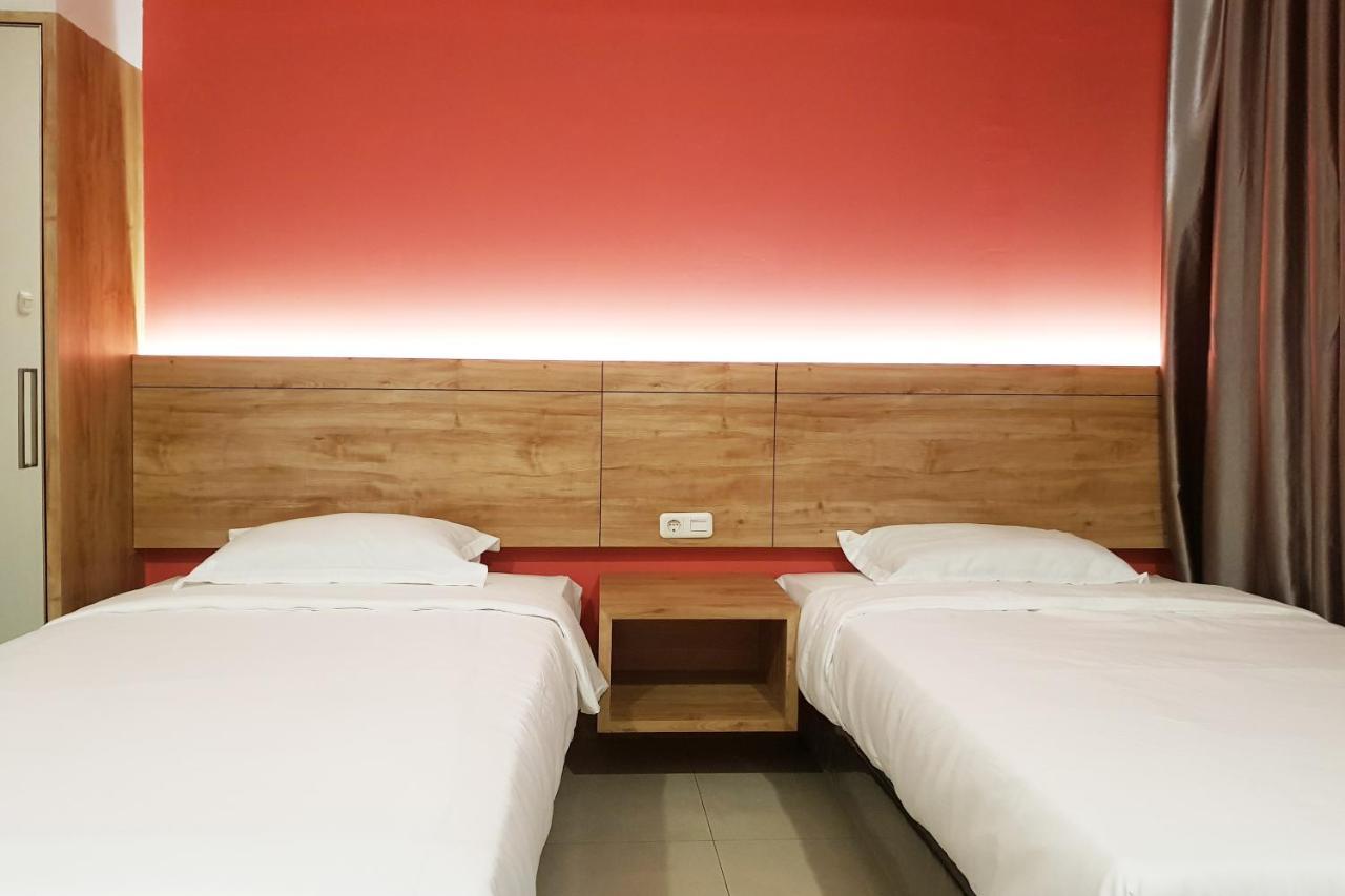Oyo 90015 Platinum Guest House Medan Exteriör bild