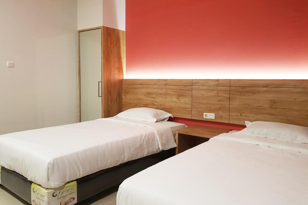 Oyo 90015 Platinum Guest House Medan Exteriör bild