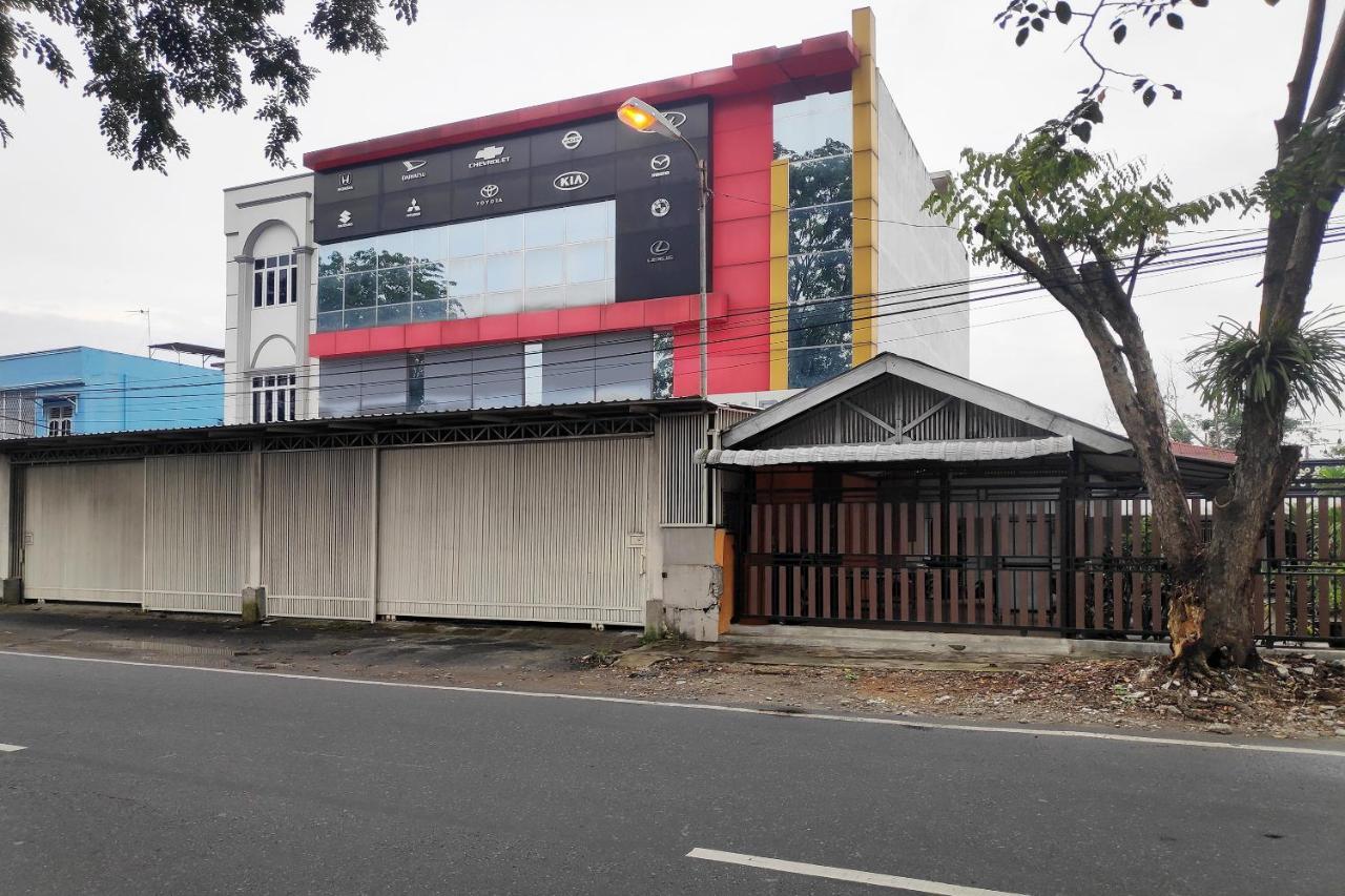 Oyo 90015 Platinum Guest House Medan Exteriör bild